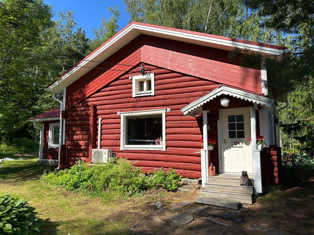 Mökin korotettu päätykolmio Valkeakoskella