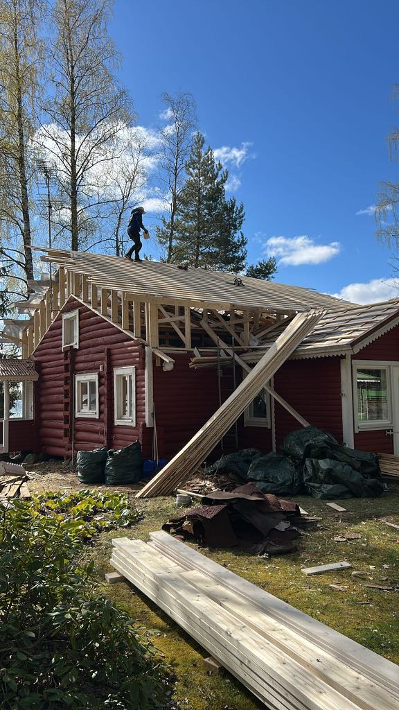 Mökin katon korotus työmaa