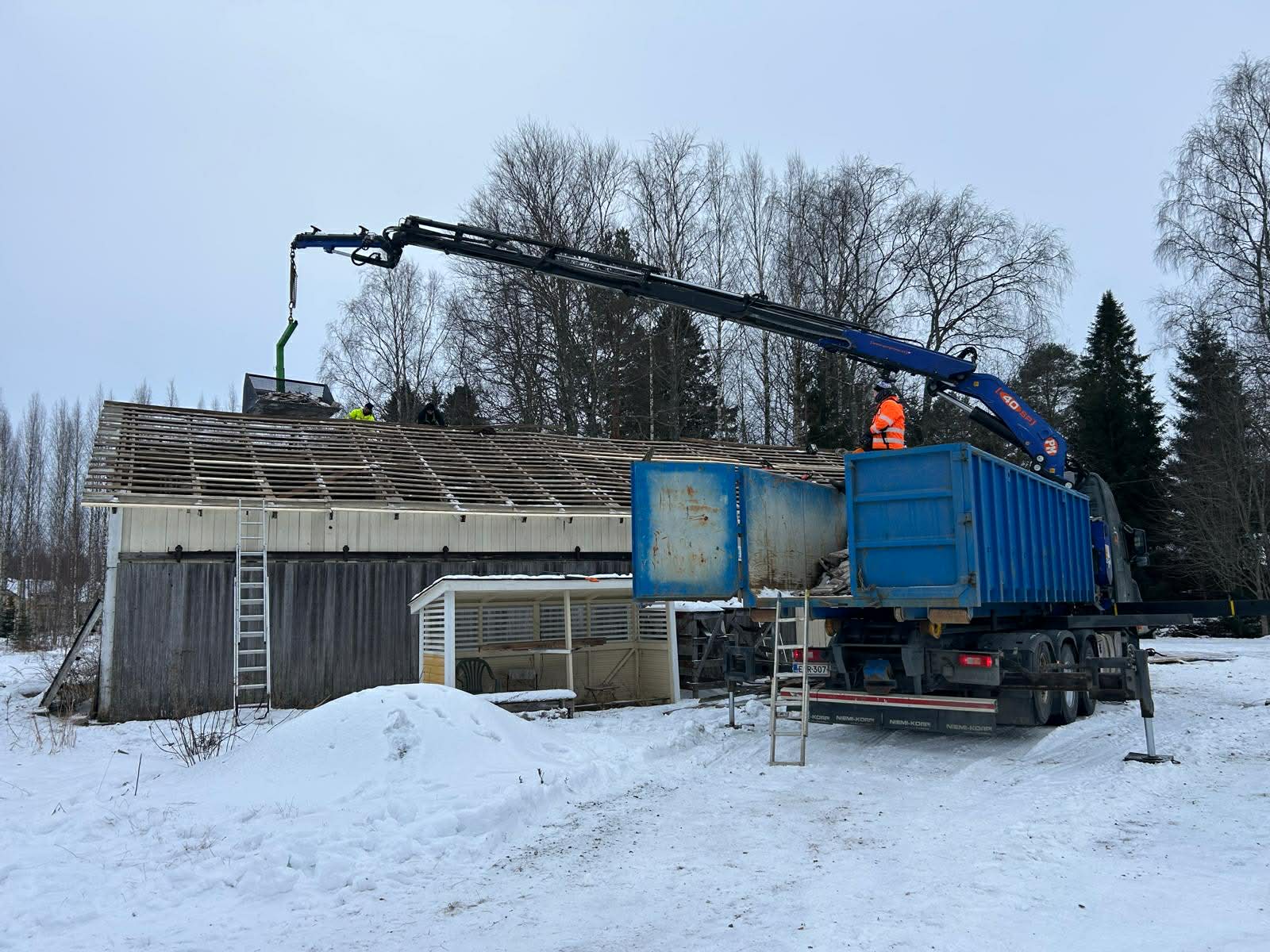 vanhan konehallin katon purkutyot nosturilla
