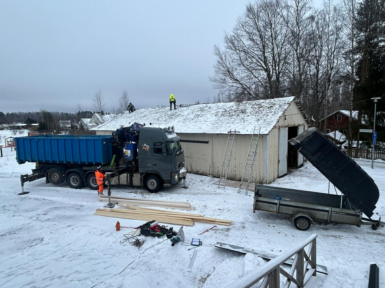 vanhan maatalouskeskuksen konehallin katon purku